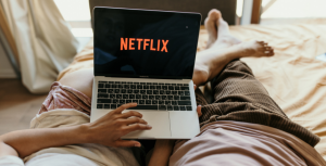 Top 5 des séries Netflix pour apprendre & améliorer ton français
